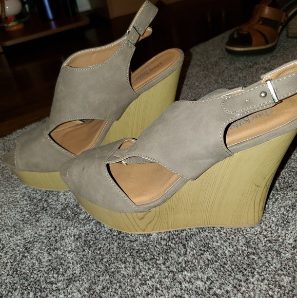 Shoes - Picture 2 of 7